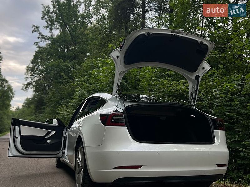 Седан Tesla Model 3 2019 в Львові