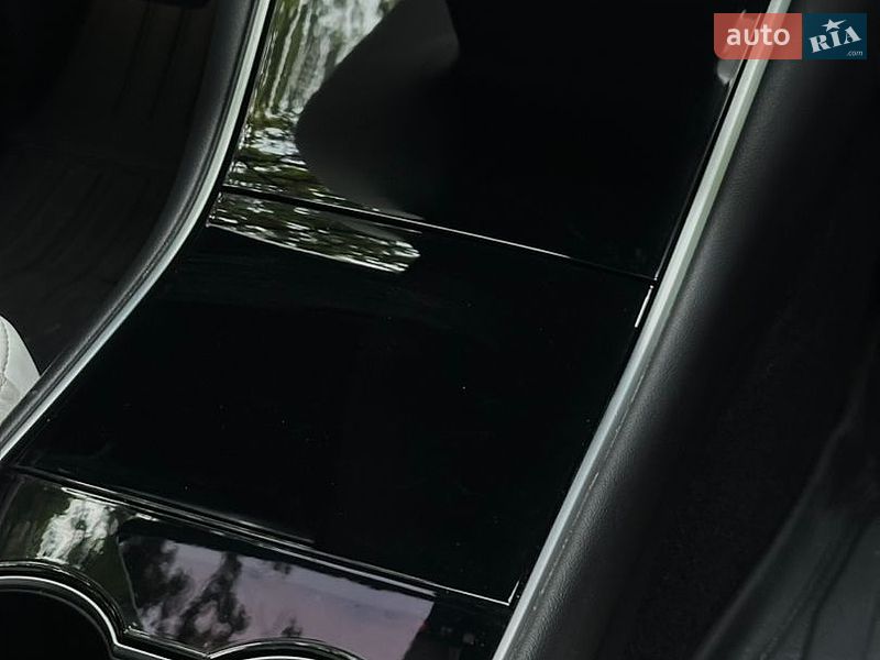 Седан Tesla Model 3 2019 в Львові