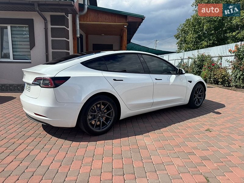 Седан Tesla Model 3 2021 в Миргороді