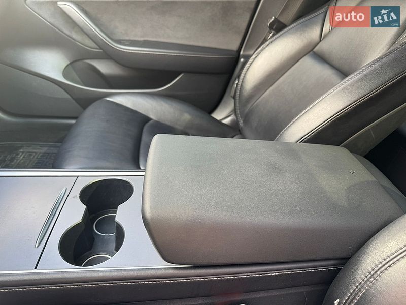 Седан Tesla Model 3 2021 в Миргороді