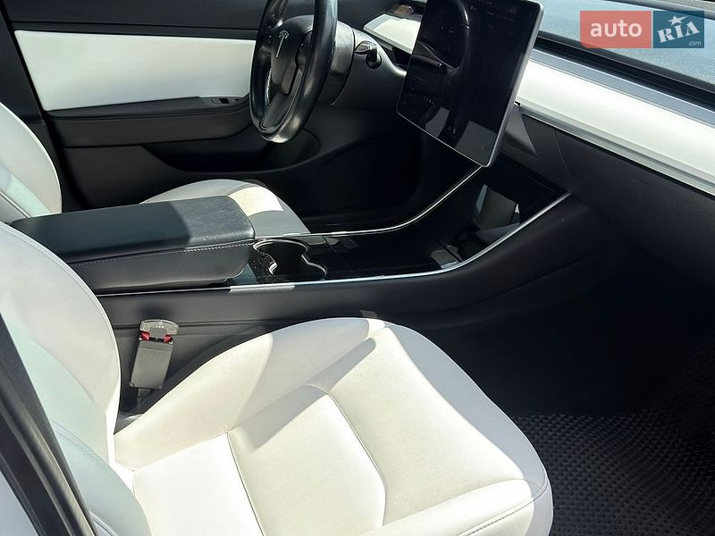 Седан Tesla Model 3 2018 в Киеве