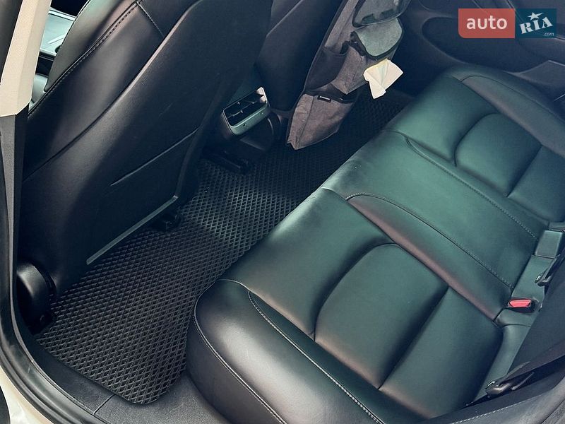 Седан Tesla Model 3 2021 в Кривому Розі