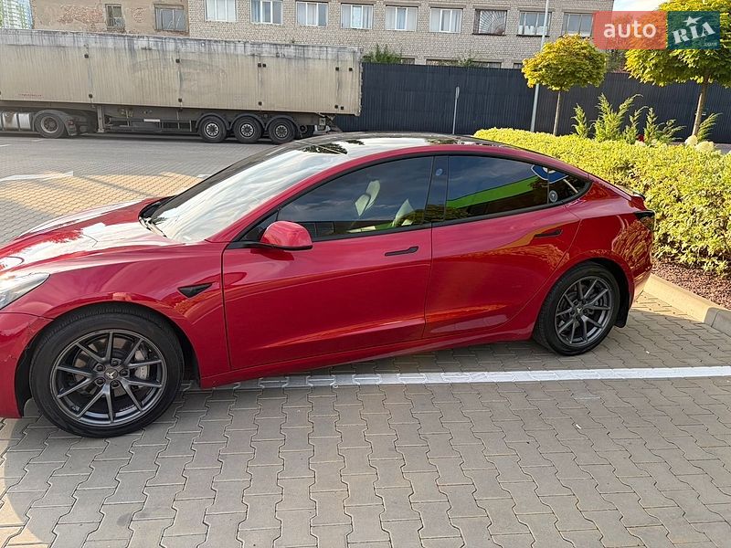 Седан Tesla Model 3 2021 в Киеве