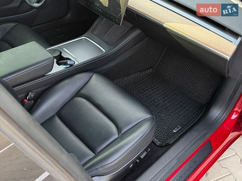 Седан Tesla Model 3 2021 в Киеве