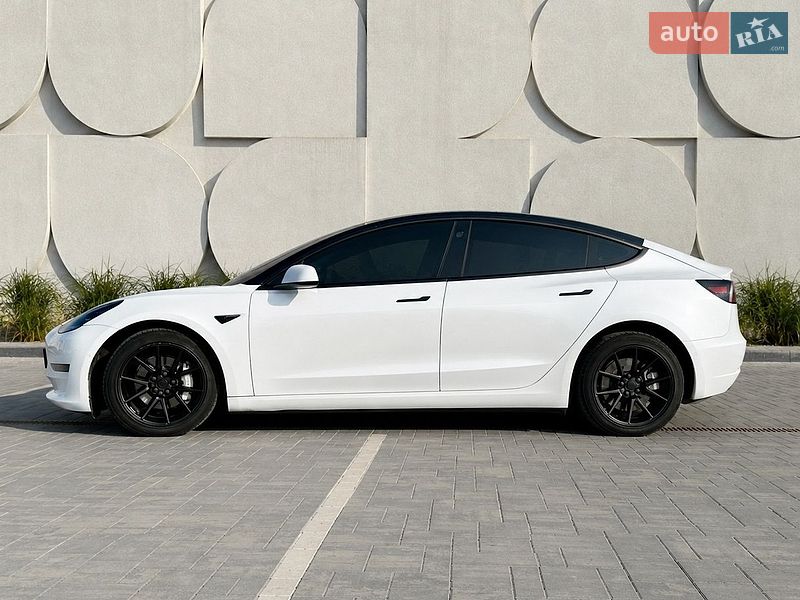 Седан Tesla Model 3 2021 в Луцке