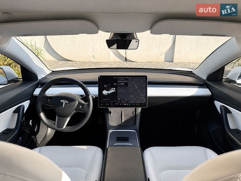 Седан Tesla Model 3 2021 в Луцке