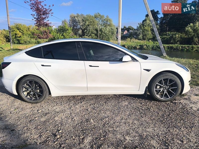 Седан Tesla Model 3 2022 в Львове