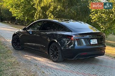 Седан Tesla Model 3 2024 в Чернівцях