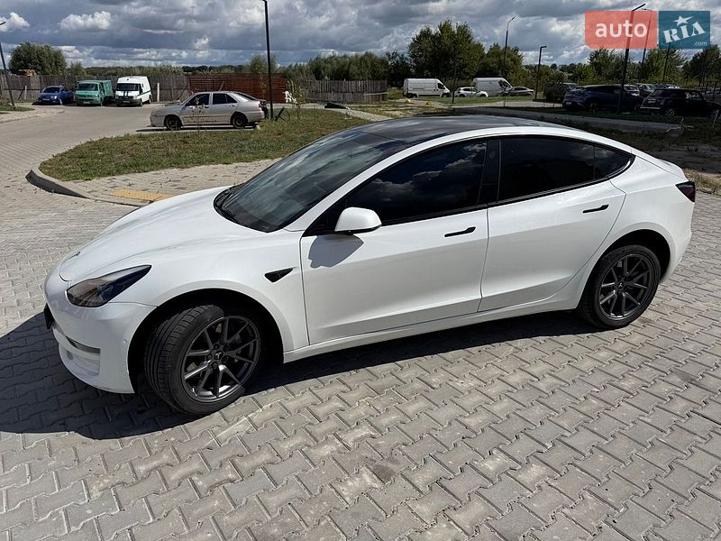 Седан Tesla Model 3 2022 в Броварах