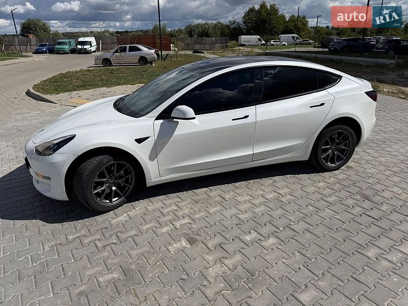 Седан Tesla Model 3 2022 в Броварах