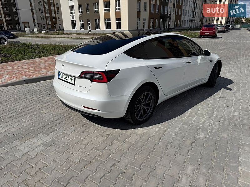 Седан Tesla Model 3 2022 в Броварах