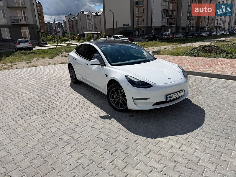 Седан Tesla Model 3 2022 в Броварах