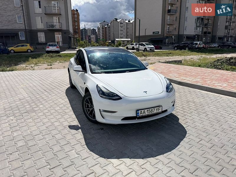 Седан Tesla Model 3 2022 в Броварах