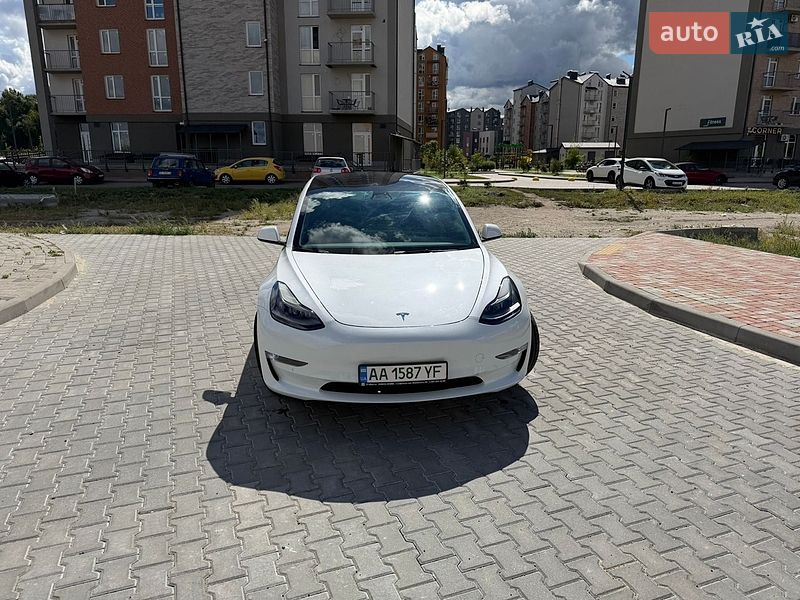 Седан Tesla Model 3 2022 в Броварах