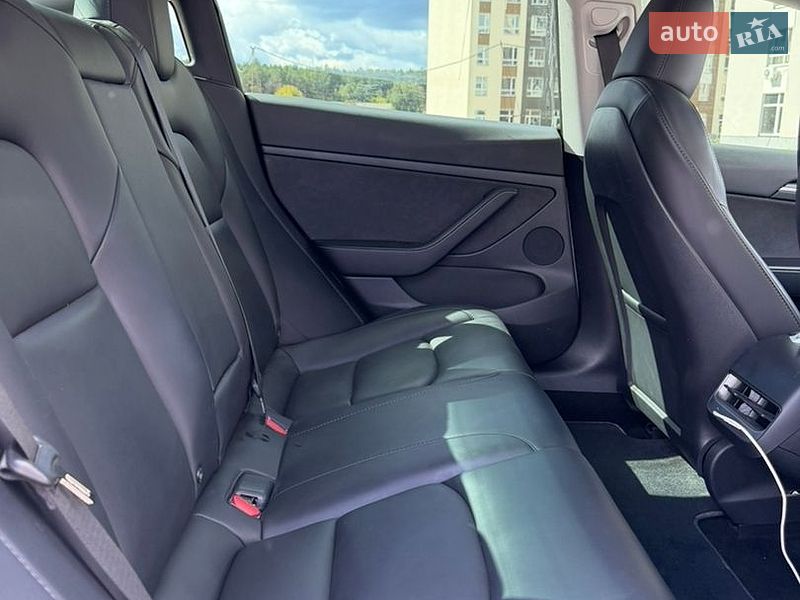 Седан Tesla Model 3 2022 в Броварах