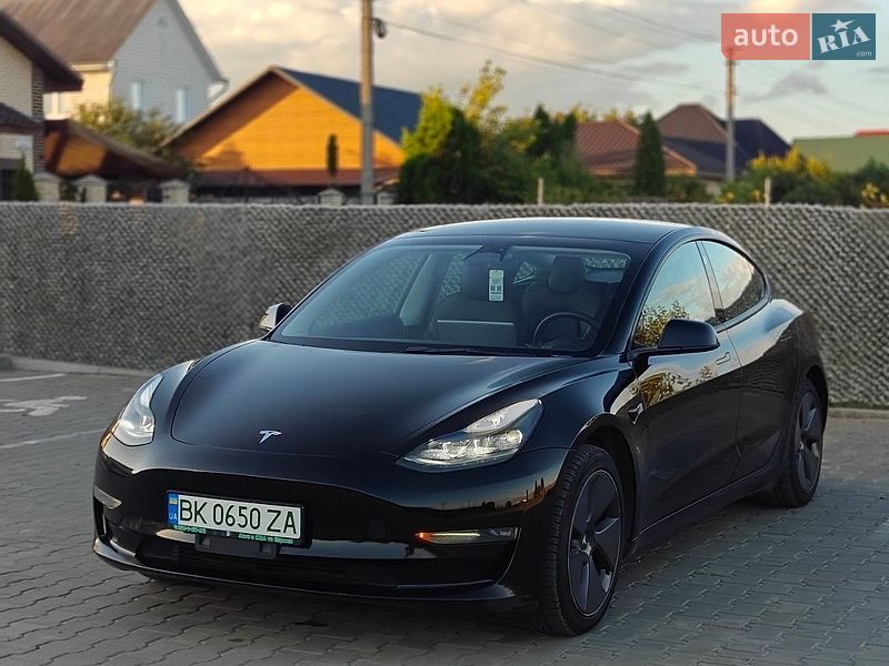 Седан Tesla Model 3 2022 в Вараші
