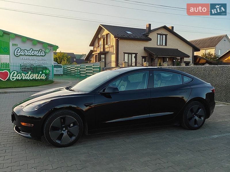 Седан Tesla Model 3 2022 в Вараші