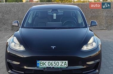 Седан Tesla Model 3 2022 в Вараші