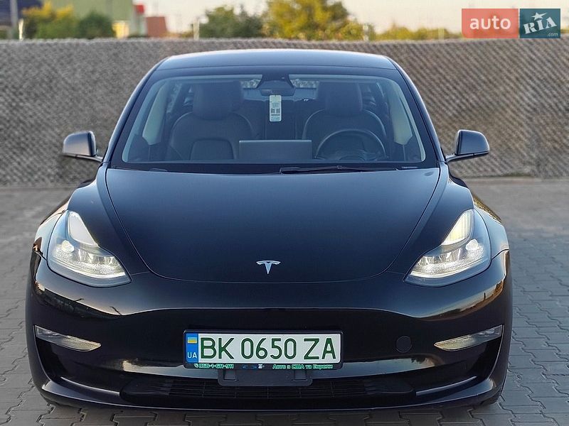 Седан Tesla Model 3 2022 в Вараші