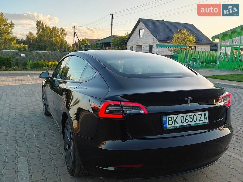 Седан Tesla Model 3 2022 в Вараші