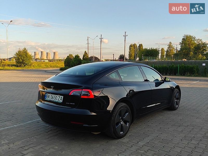 Седан Tesla Model 3 2022 в Вараші
