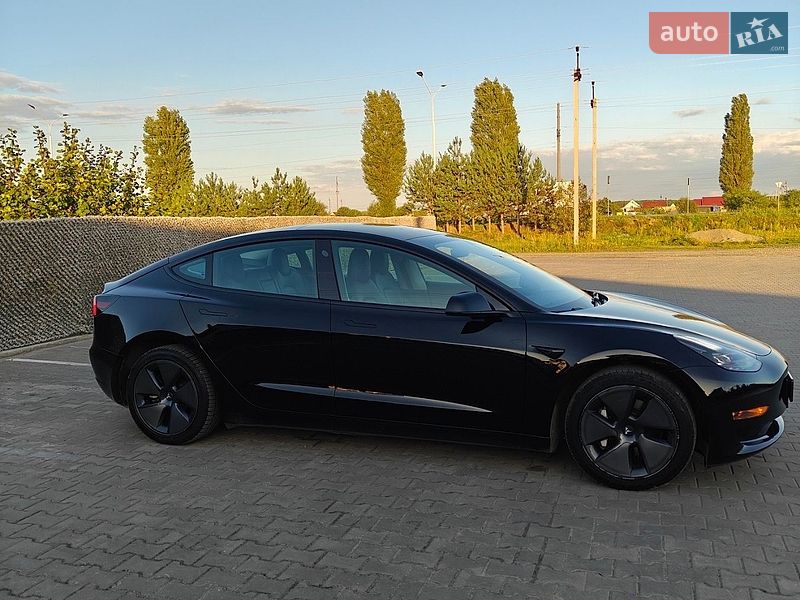 Седан Tesla Model 3 2022 в Вараші