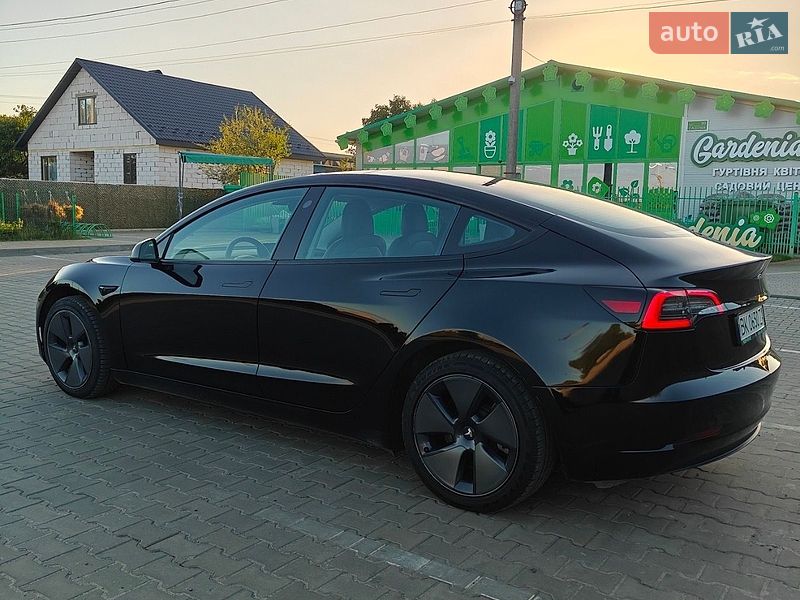 Седан Tesla Model 3 2022 в Вараші