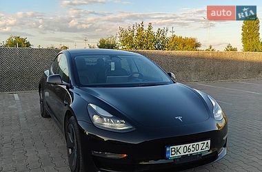 Седан Tesla Model 3 2022 в Вараші