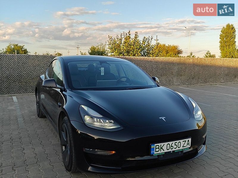 Седан Tesla Model 3 2022 в Вараші