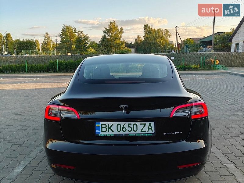 Седан Tesla Model 3 2022 в Вараші