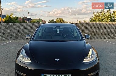 Седан Tesla Model 3 2022 в Вараші