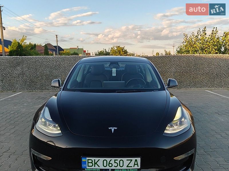 Седан Tesla Model 3 2022 в Вараші