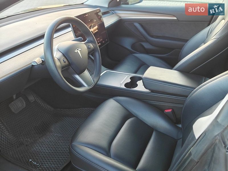 Седан Tesla Model 3 2022 в Вараші