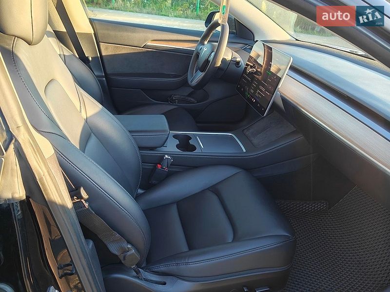 Седан Tesla Model 3 2022 в Вараші
