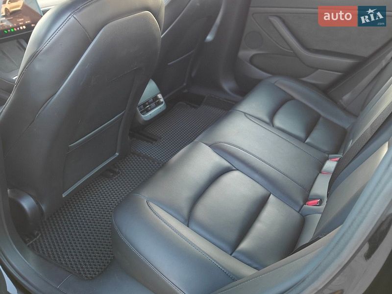 Седан Tesla Model 3 2022 в Вараші