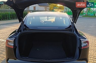 Седан Tesla Model 3 2022 в Вараші
