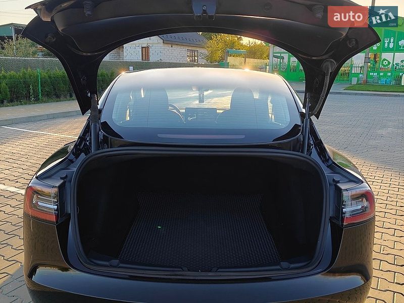 Седан Tesla Model 3 2022 в Вараші