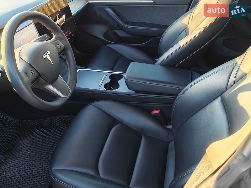 Седан Tesla Model 3 2022 в Вараші