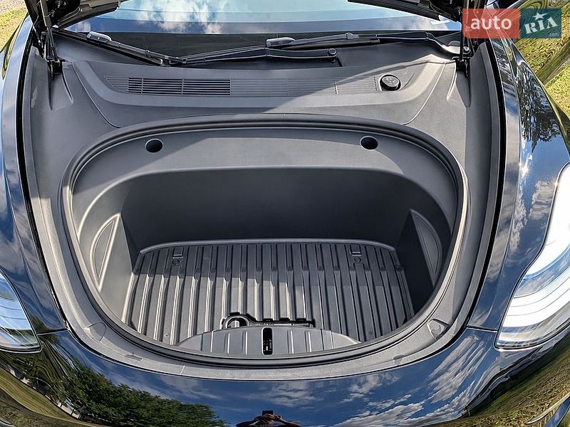 Седан Tesla Model 3 2023 в Сокале