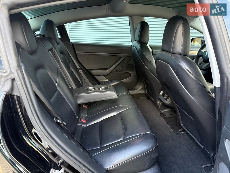 Седан Tesla Model 3 2022 в Рівному