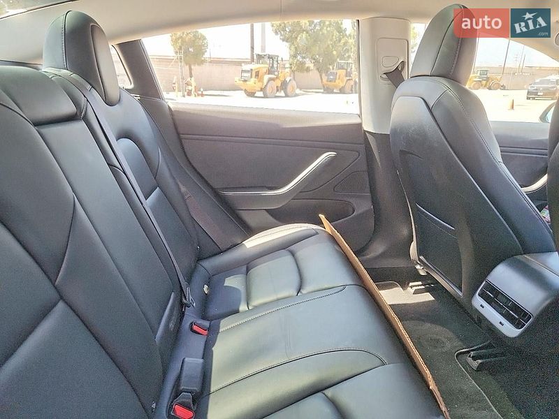 Седан Tesla Model 3 2018 в Моршині
