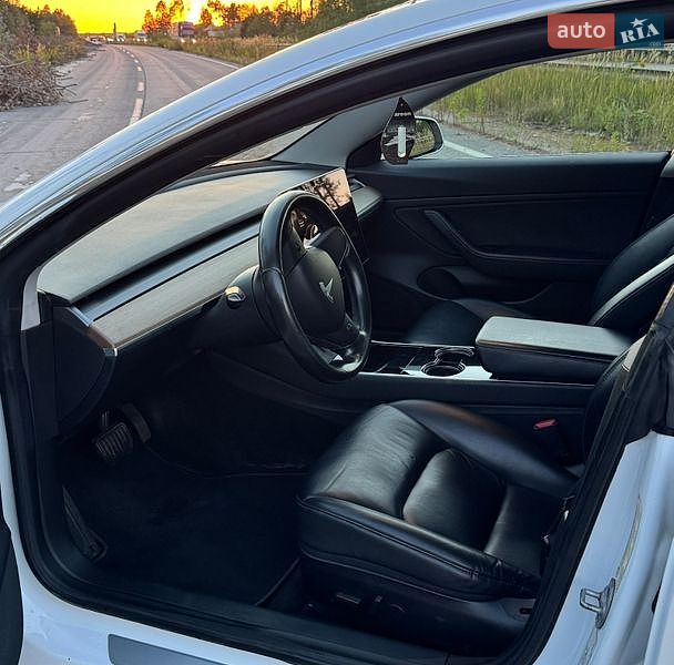 Седан Tesla Model 3 2019 в Житомирі