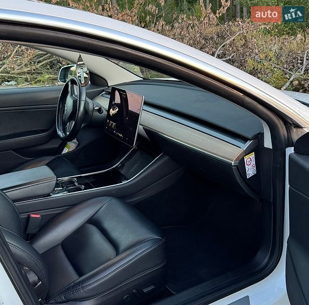 Седан Tesla Model 3 2019 в Житомирі