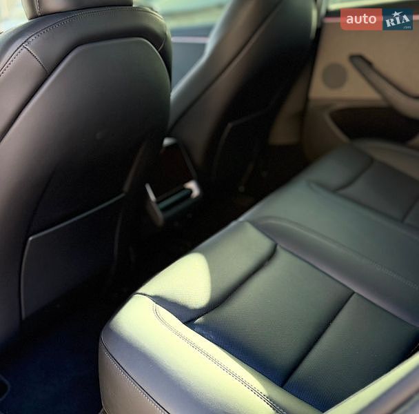Седан Tesla Model 3 2024 в Виннице