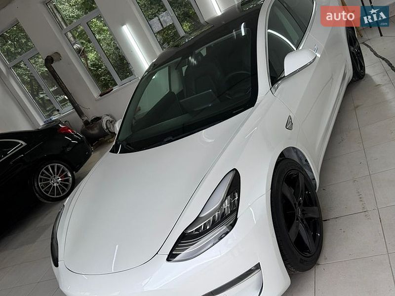 Седан Tesla Model 3 2020 в Львові