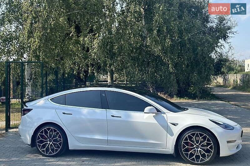 Седан Tesla Model 3 2021 в Львове