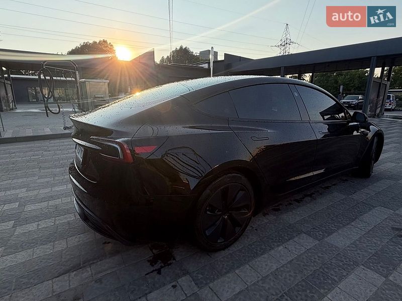Седан Tesla Model 3 2024 в Львове