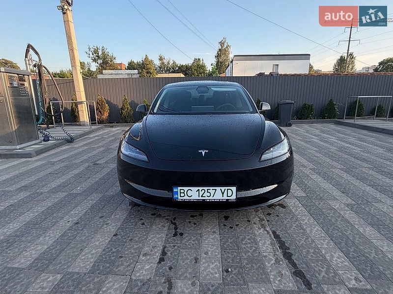 Седан Tesla Model 3 2024 в Львове