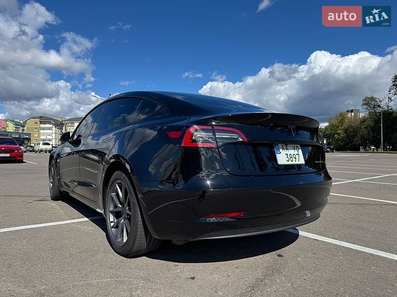 Седан Tesla Model 3 2021 в Киеве