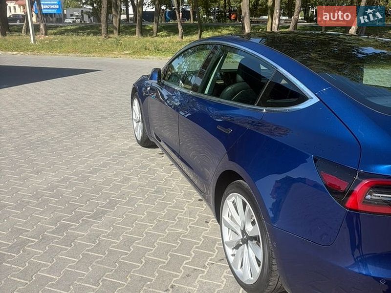 Седан Tesla Model 3 2019 в Львові